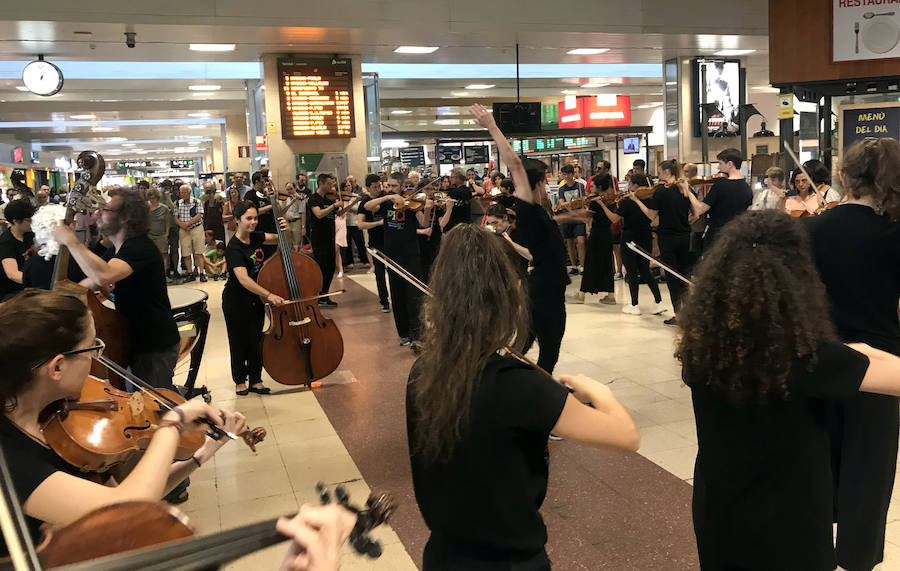 La Joven Orquesta de Castilla y León ofreció un pequeño concierto en la estación de Chamartín