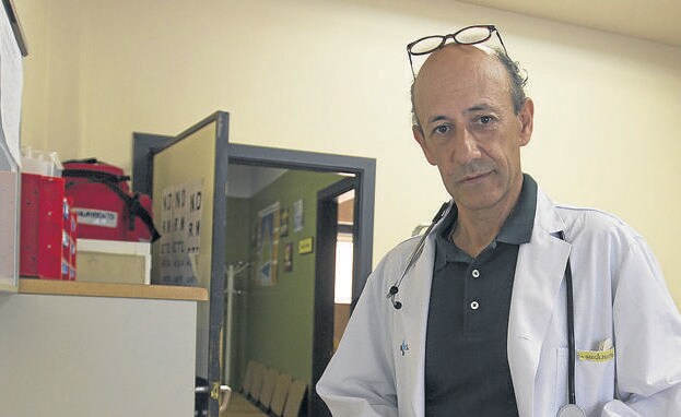 Roberto Aguilar, en su consultorio de Barcial del Barco, en Zamora.