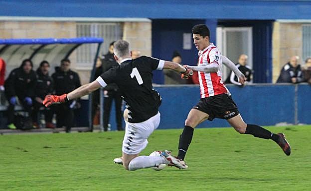 Marcos André, en un lance de un partido con la UD Logroñés.