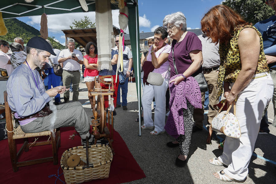 Fotos: Inauguración de la XII Muestra de Artesanía y Oficios Tradicionales de Murias de Paredes