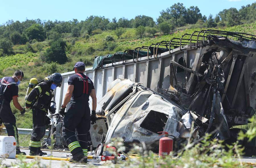 Fotos: Arde un camión tras un accidente en la A-6