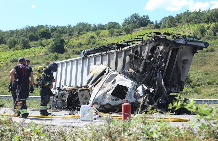 Fotos: Arde un camión tras un accidente en la A-6