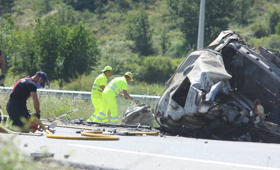 Fotos: Arde un camión tras un accidente en la A-6