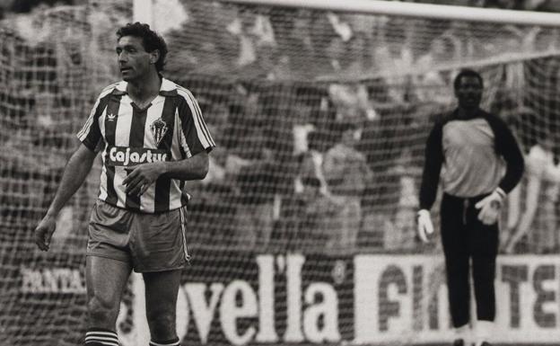 Quini, con N'Kono al fondo, en un partido contra el Español