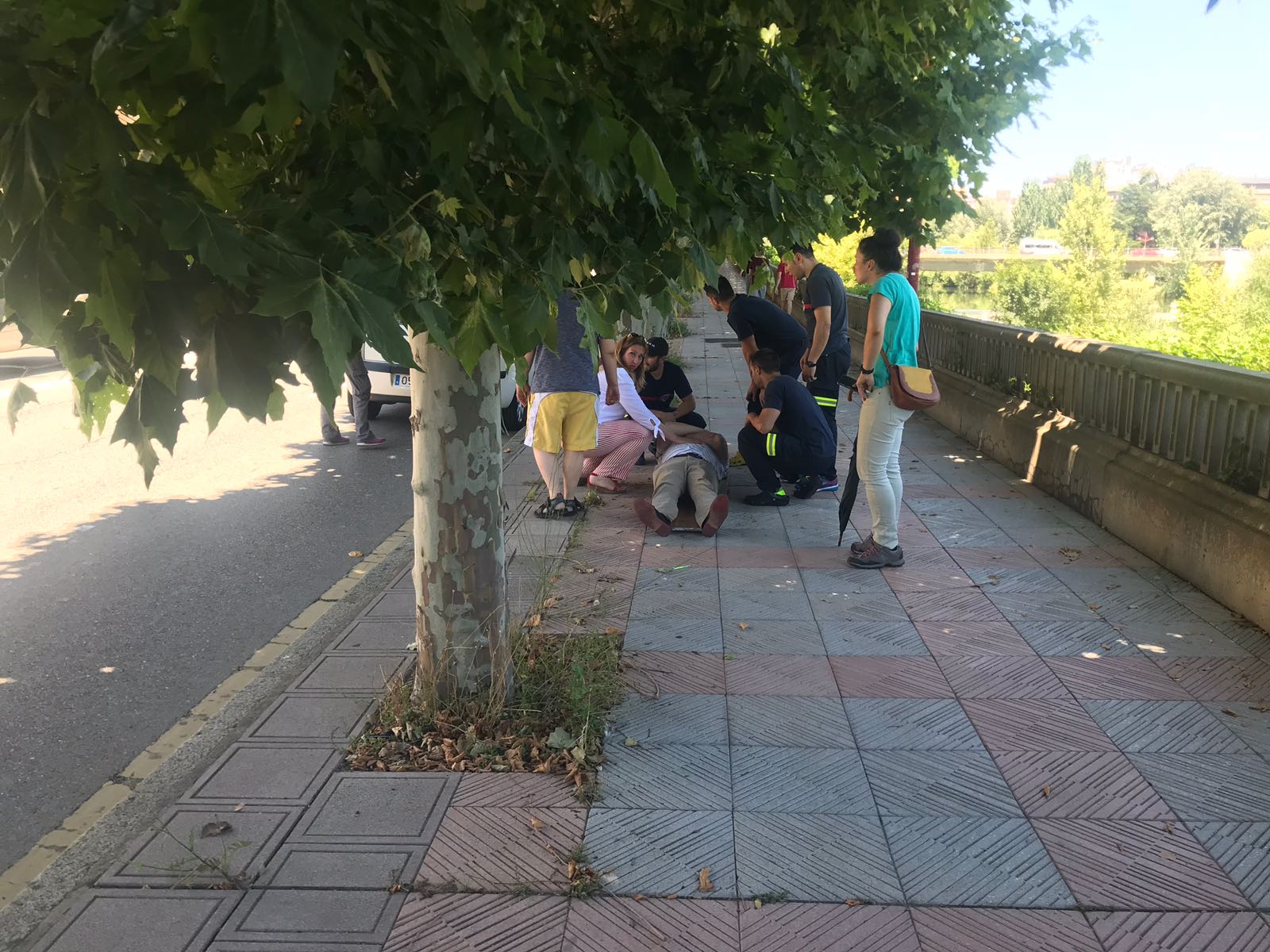 Efectivos de los Bomberos de León asistieron en un primer momento al varón, que fue trasladado en ambulancia al Hospital