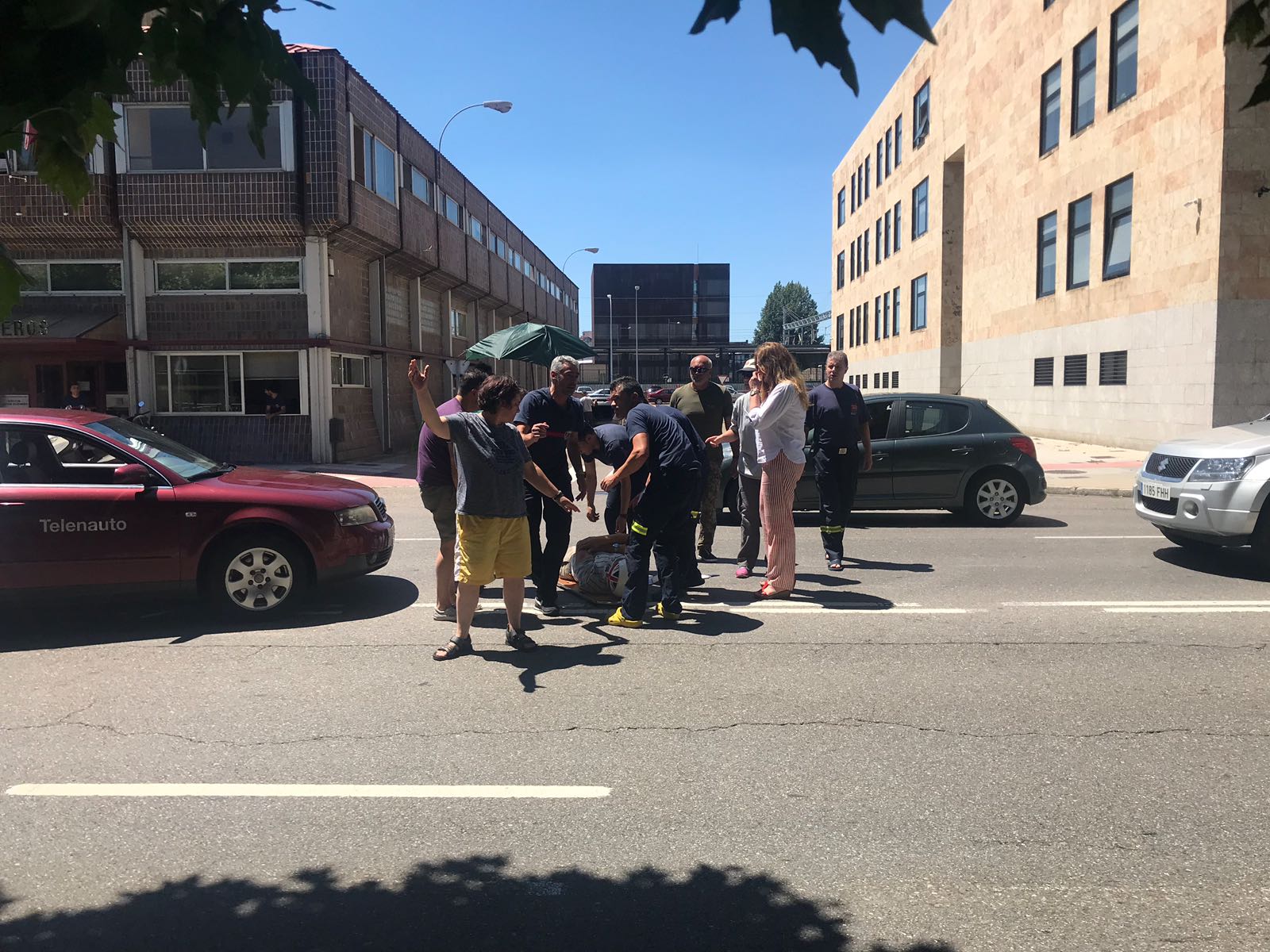 Efectivos de los Bomberos de León asistieron en un primer momento al varón, que fue trasladado en ambulancia al Hospital