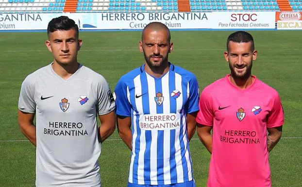 Los jugadores de la Ponferradina, con sus nuevas equipaciones.