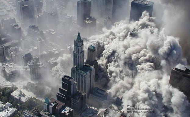 Desplome de la Torre Norte del World Trade Center de Nueva York, envuelta en humo, tras el atentado del 11 de septiembre de 2001. 