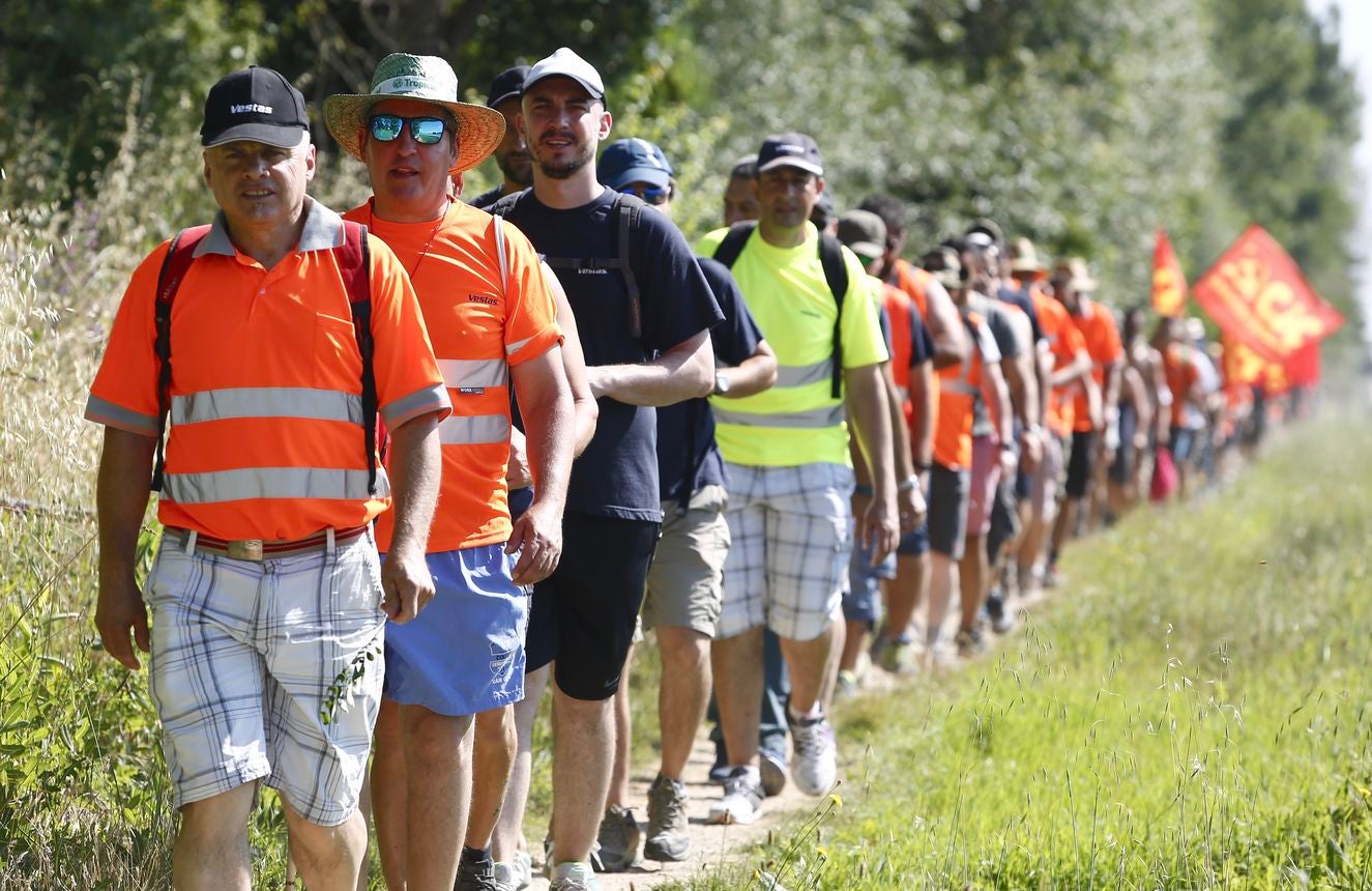 Trabajadores de Vestas, realizan una marcha de protesta desde Villadangos del Páramo a Hospital de Órbigo 