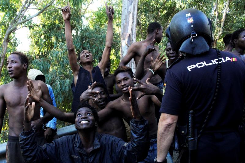 Los más de 400 inmigrantes que han logrado saltar la valla que separa Marruecos de Ceuta celebran su llegada a territorio de la Unión Europea, pero también muestran las marcas de un enfrentamiento que fuentes policiales han definido como «violento y sin precendentes».