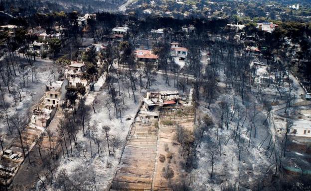 Grecia busca a los desaparecidos de los incendios que dejan ya 81 muertos