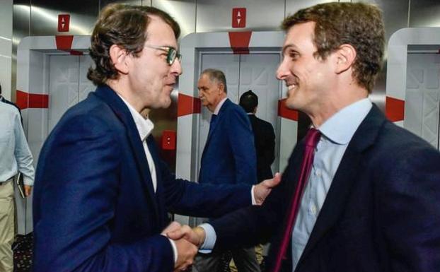 El presidente nacional del PP Pablo Casado, saluda al presidente del PP de Castilla y León, Alfonso Fernández Mañueco, en el Comité Ejecutivo del PP en Barcelona. 