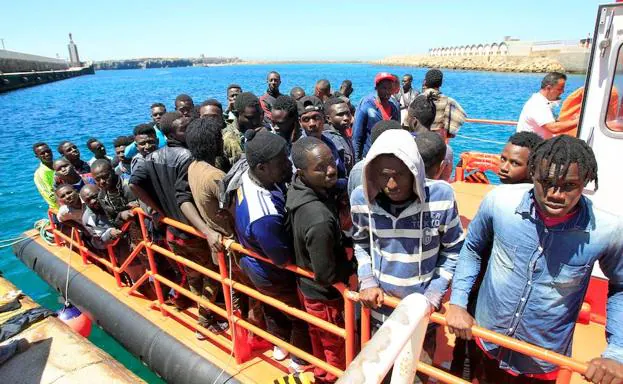 La Salvamar Arcturus, en la imagen, ha rescatado a 83 inmigrantes de origen subsahariano, entre ellos doce mujeres y un bebé, que iban en ocho pateras.