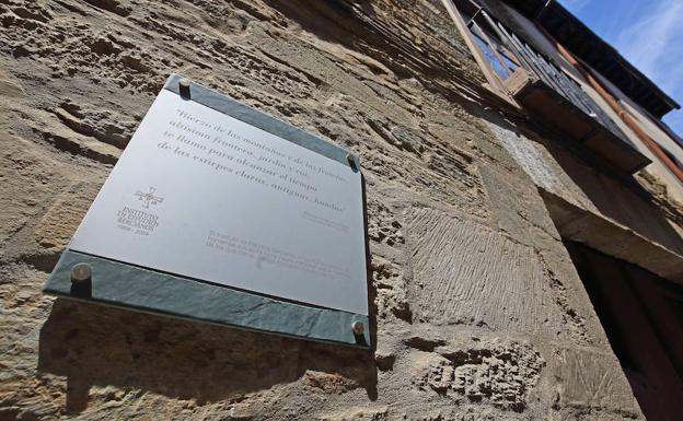 Placa conmemorativa en la casa del escritor y poeta berciano Ramón González Alegre en Villafranca del Bierzo (León), del que se cumple el 50 Aniversario del fallecimiento.