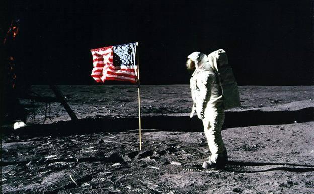 Imagen principal - (Arriba) Foto tomada por Neil armstrong a su compañero Edwin E. Aldrin durante el primer alunizaje del ser humano, (izquierda) el vehíchulo Mars Rober sobre la superficie de Marte, y (derecha) una trabajadora de la NASA sostiene una foto con las víctimas del accidente del transbordador espacial Columbia, en 2003 