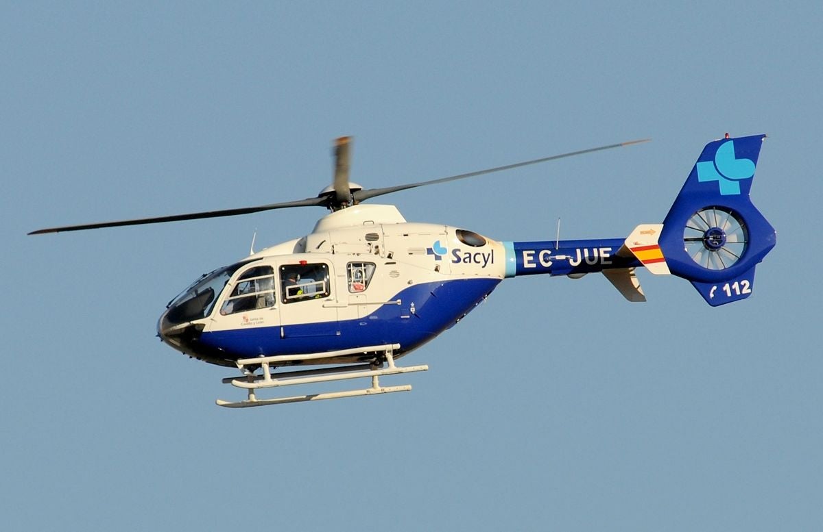 Imagen de un helicóptero medicalizado de Sacyl.