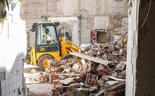 Una máquina trabaja en las obras de restauración de San Marcos.