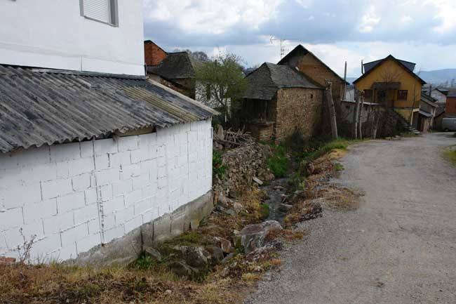 Folgoso de la Ribera, en la  comarca de El Bierzo  y situado a 91 kilómetros de León, presenta numerosas sendas con ecos de paz y  vistas de ensueño  a lo largo de  35,2 kilómetros.