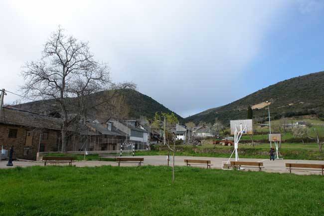 Folgoso de la Ribera, en la  comarca de El Bierzo  y situado a 91 kilómetros de León, presenta numerosas sendas con ecos de paz y  vistas de ensueño  a lo largo de  35,2 kilómetros.