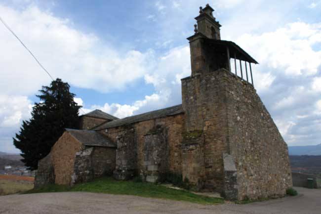 Folgoso de la Ribera, en la  comarca de El Bierzo  y situado a 91 kilómetros de León, presenta numerosas sendas con ecos de paz y  vistas de ensueño  a lo largo de  35,2 kilómetros.