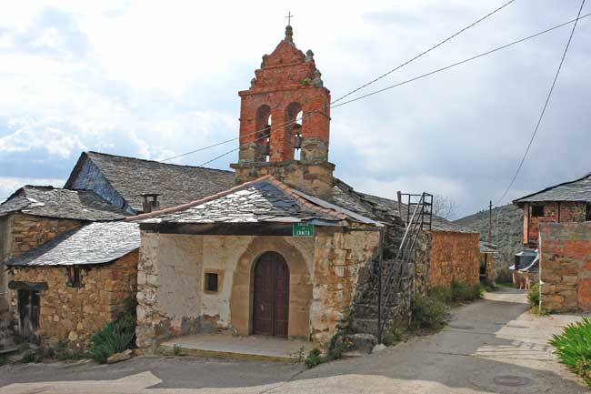 Folgoso de la Ribera, en la  comarca de El Bierzo  y situado a 91 kilómetros de León, presenta numerosas sendas con ecos de paz y  vistas de ensueño  a lo largo de  35,2 kilómetros.