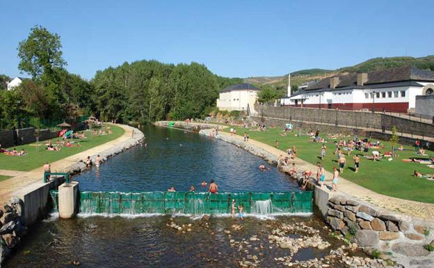 Imagen de la playa fluvial, situada en la ruta.