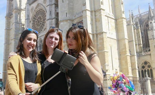 Turistas en la Catedral de León.
