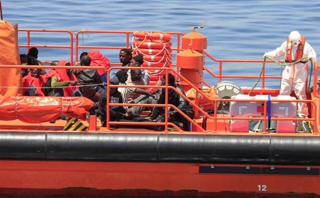 Rescatadas 223 personas que navegaban en cuatro pateras por el mar de Alborán rumbo a la costa andaluza