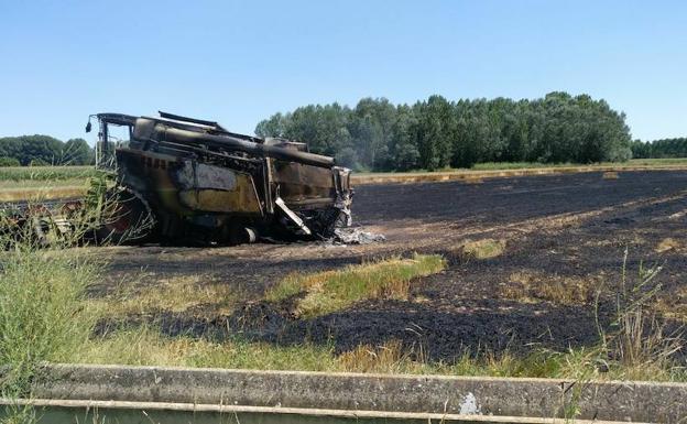 Así quedó la cosechadora tras el incendio. 