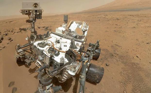 El 'Curiosity' de la NASA, durante la exploración del suelo de Marte.