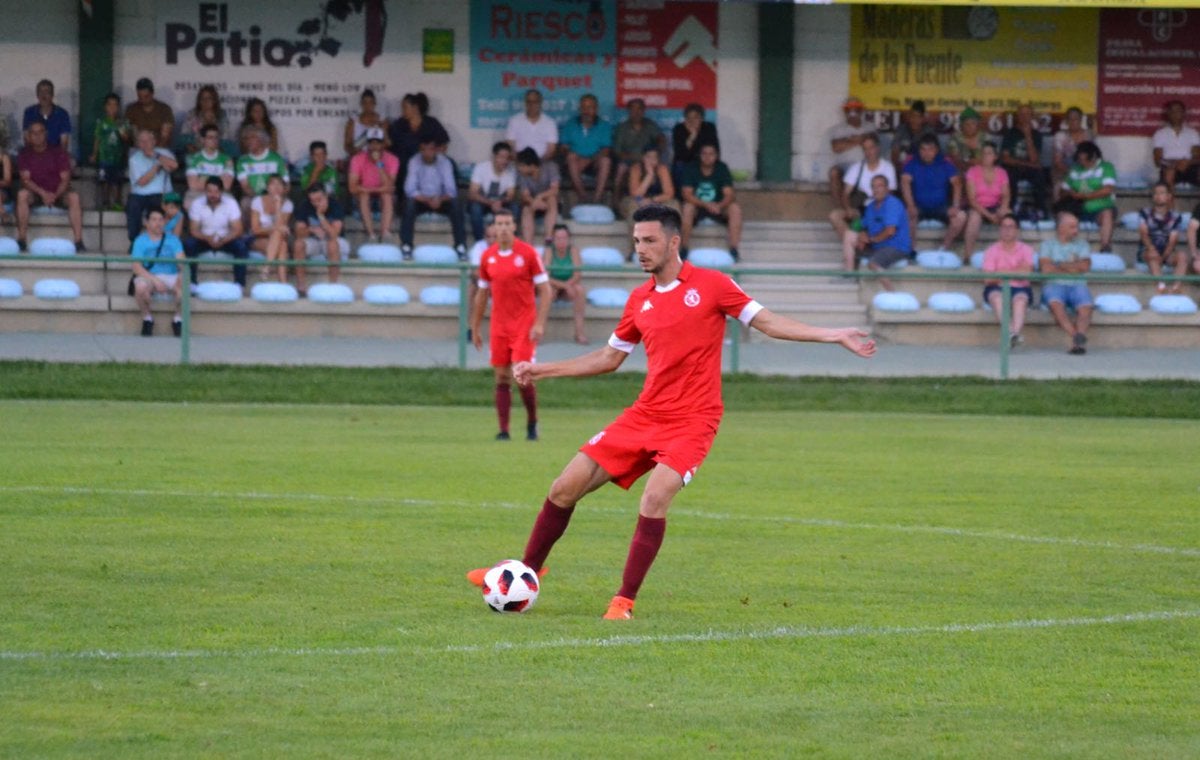 El madrugador gol de Fer Rioz marca un partido con Jorge Ortiz como goleador | El equipo leonés sigue acumulando deberes pendientes