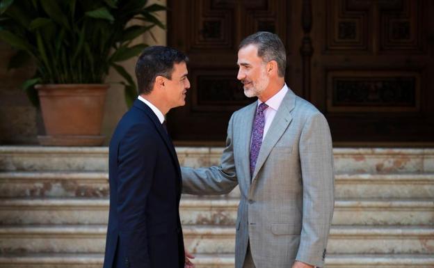 Pedro Sánchez y Felipe VI, antes de su encuentro.