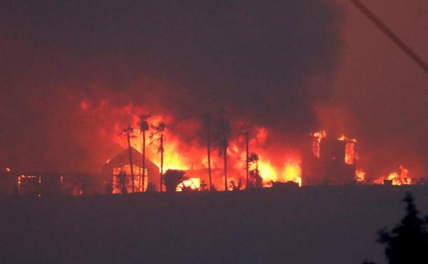 Una casa arde en llamas en Lakeport, California.