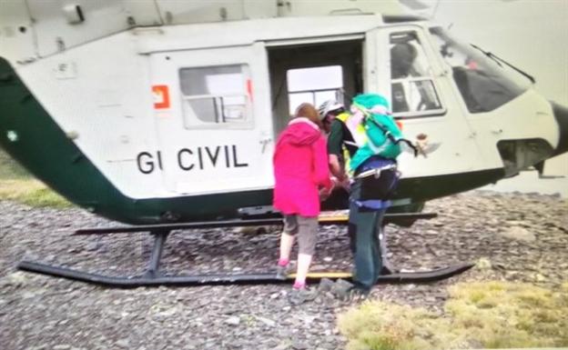 Agentes de la Guardia Civil socorren a la mujer.