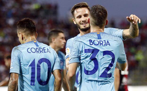 Saúl celebra con Borja el gol de la victoria. 