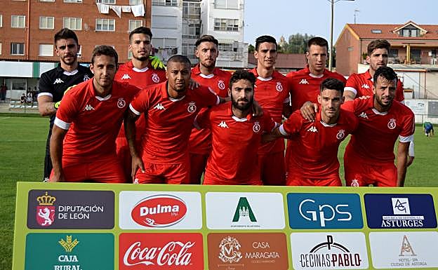 Fer Ruiz, primero por la derecha en la fila inferior, fue titular en el último amistoso de la Cultural.