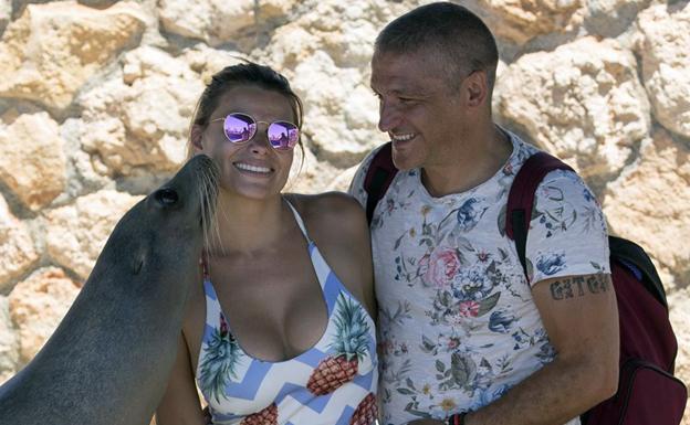 María Lapiedra y Gustavo González, junto a una foca. 