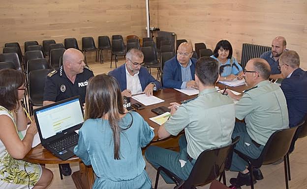Un instante de la reunión mantenida en La Bañeza.