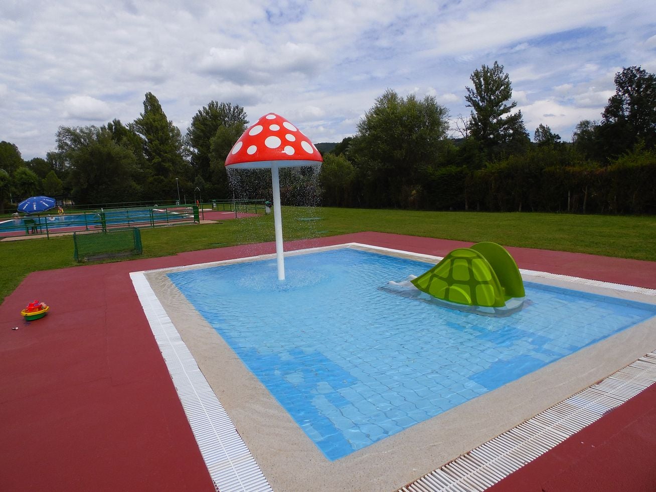 Una piscina para disfrutar. Buenas instalaciones y buen ambiente para este mes de agosto. La cita, en Matallana de Torío