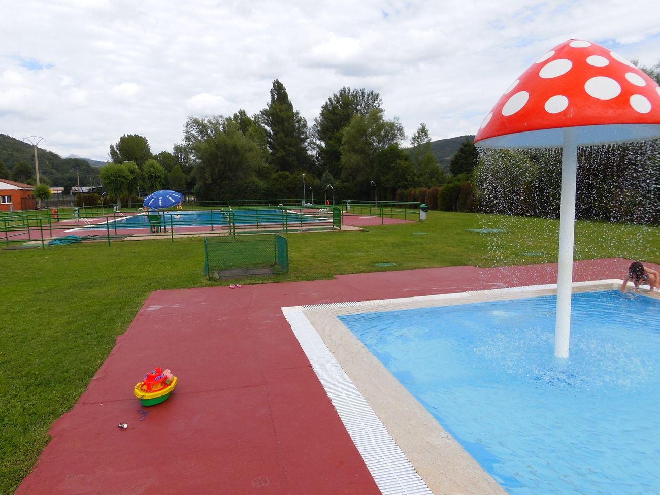 Una piscina para disfrutar. Buenas instalaciones y buen ambiente para este mes de agosto. La cita, en Matallana de Torío