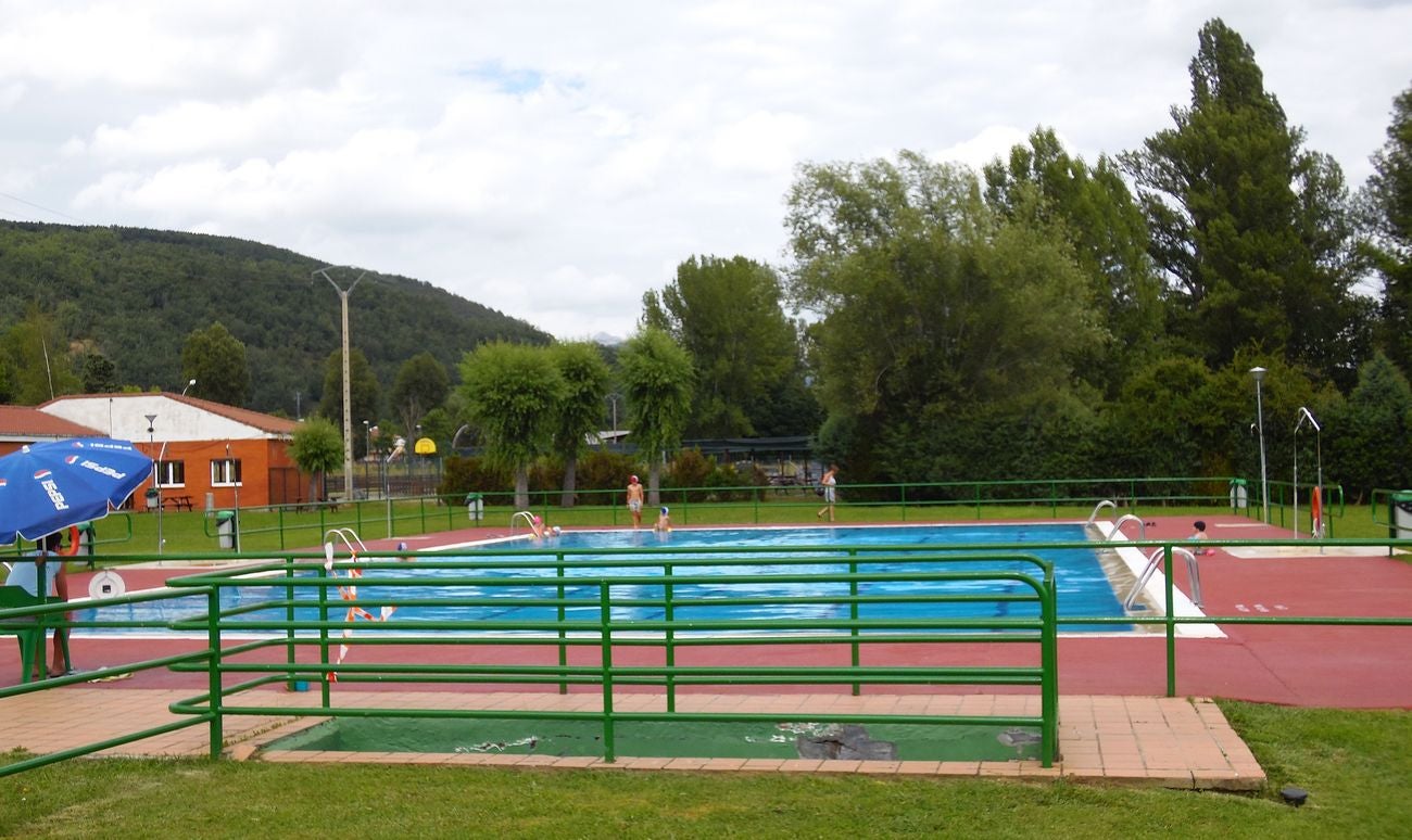 Una piscina para disfrutar. Buenas instalaciones y buen ambiente para este mes de agosto. La cita, en Matallana de Torío