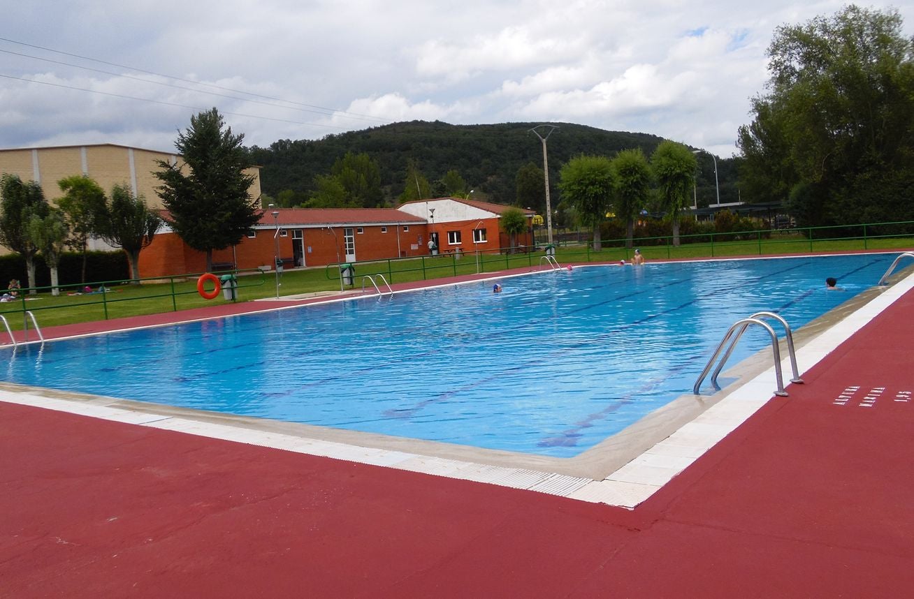 Una piscina para disfrutar. Buenas instalaciones y buen ambiente para este mes de agosto. La cita, en Matallana de Torío