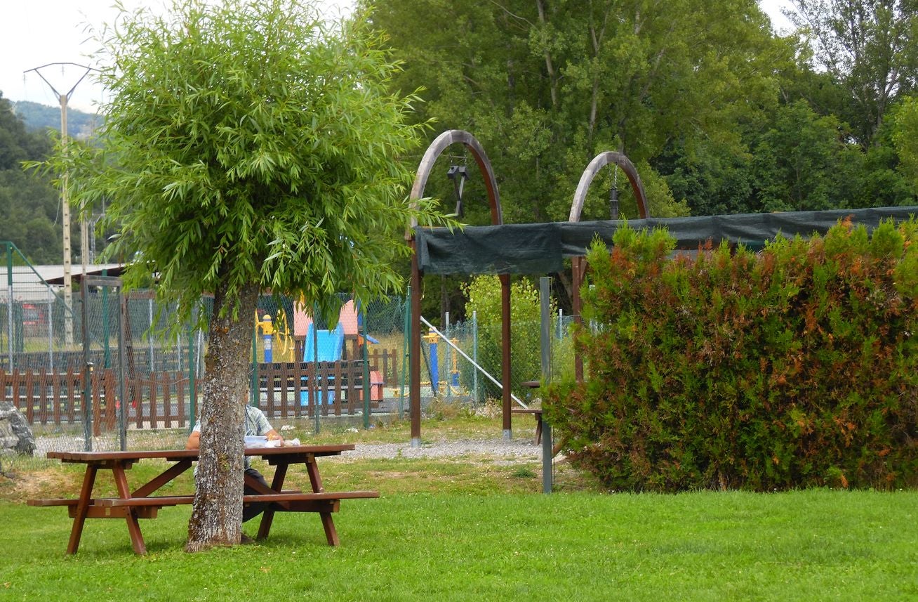 Una piscina para disfrutar. Buenas instalaciones y buen ambiente para este mes de agosto. La cita, en Matallana de Torío