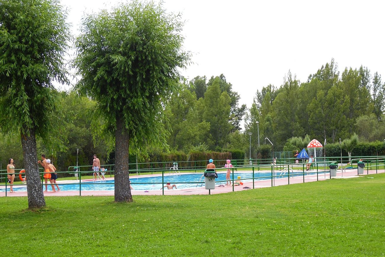 Una piscina para disfrutar. Buenas instalaciones y buen ambiente para este mes de agosto. La cita, en Matallana de Torío