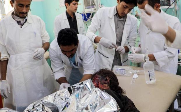 Médicos atienden a una niña herida en el bombardeo.