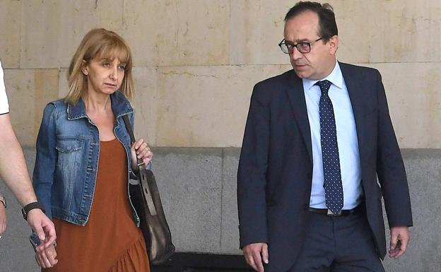 María Eugenia Gancedo, acompañada de su letrado, a la salida del Ayuntamiento.