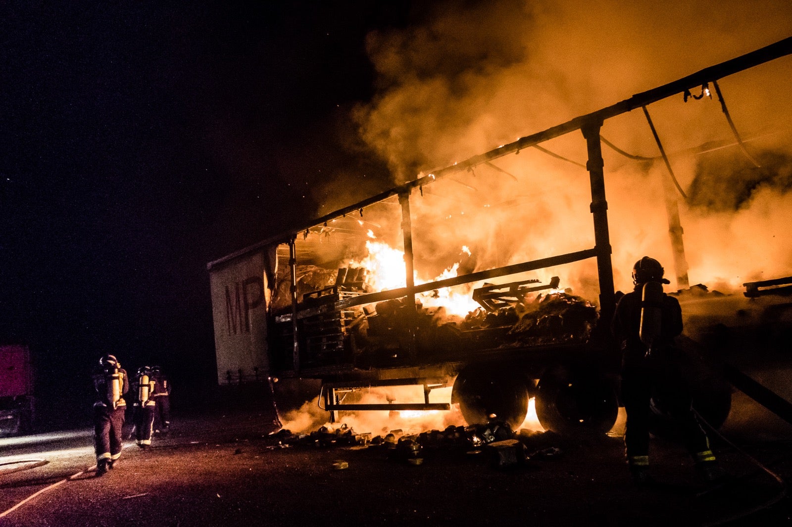 Fotos: Intervención de los bomberos de León para sofocar un fuego en un camión