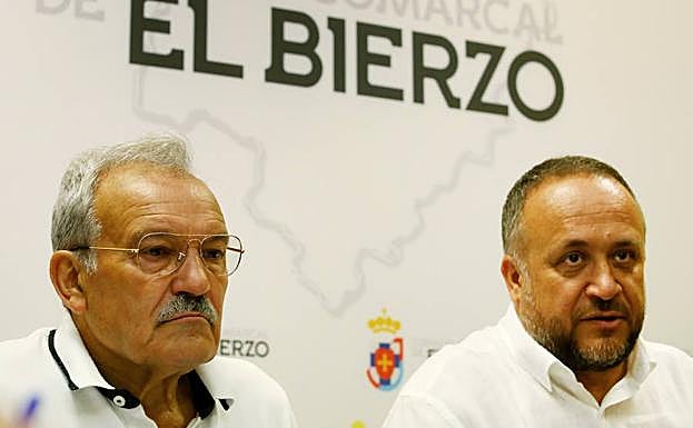 El empresario José Luis Prada (I) y el presidente del Consejo Comarcal, Gerardo Álvarez Courel.