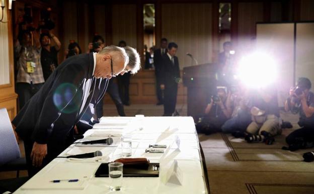 Tetsuo Yukioka (izq), director general de la universidad privada de medicina Tokyo Medical University, se disculpa durante una rueda de prensa en Tokio. 