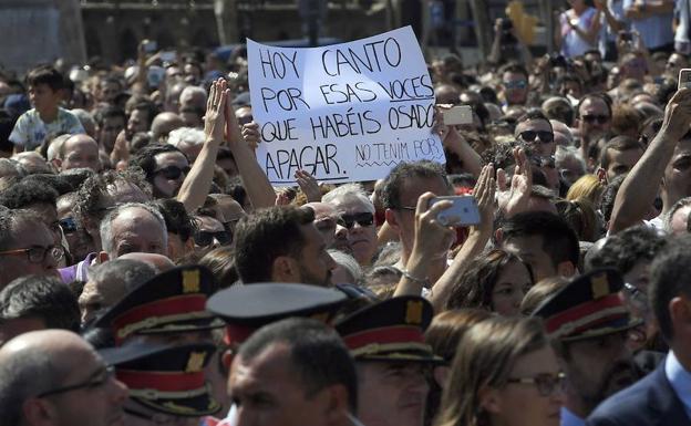 Manifestantes guardan un minuto de silencio durante una concentración multitudinaria en homenaje a las víctimas de los ataques yihadistas de Barcelona y Cambrils. 